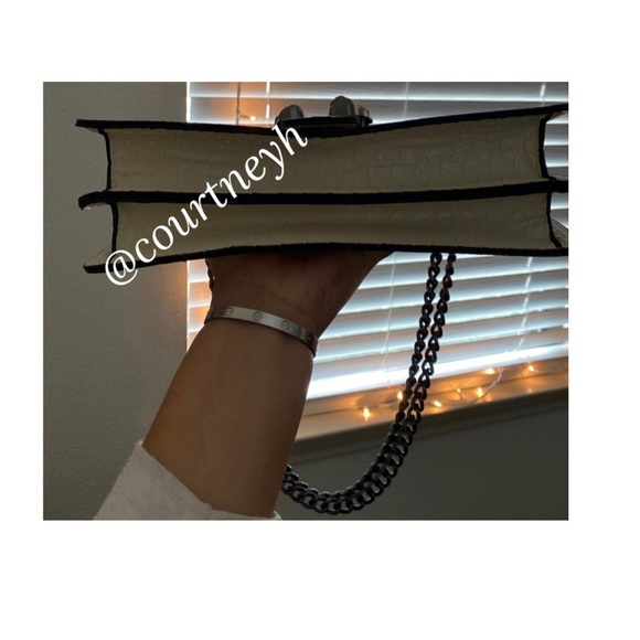 White chained purse - Picture 4 of 10